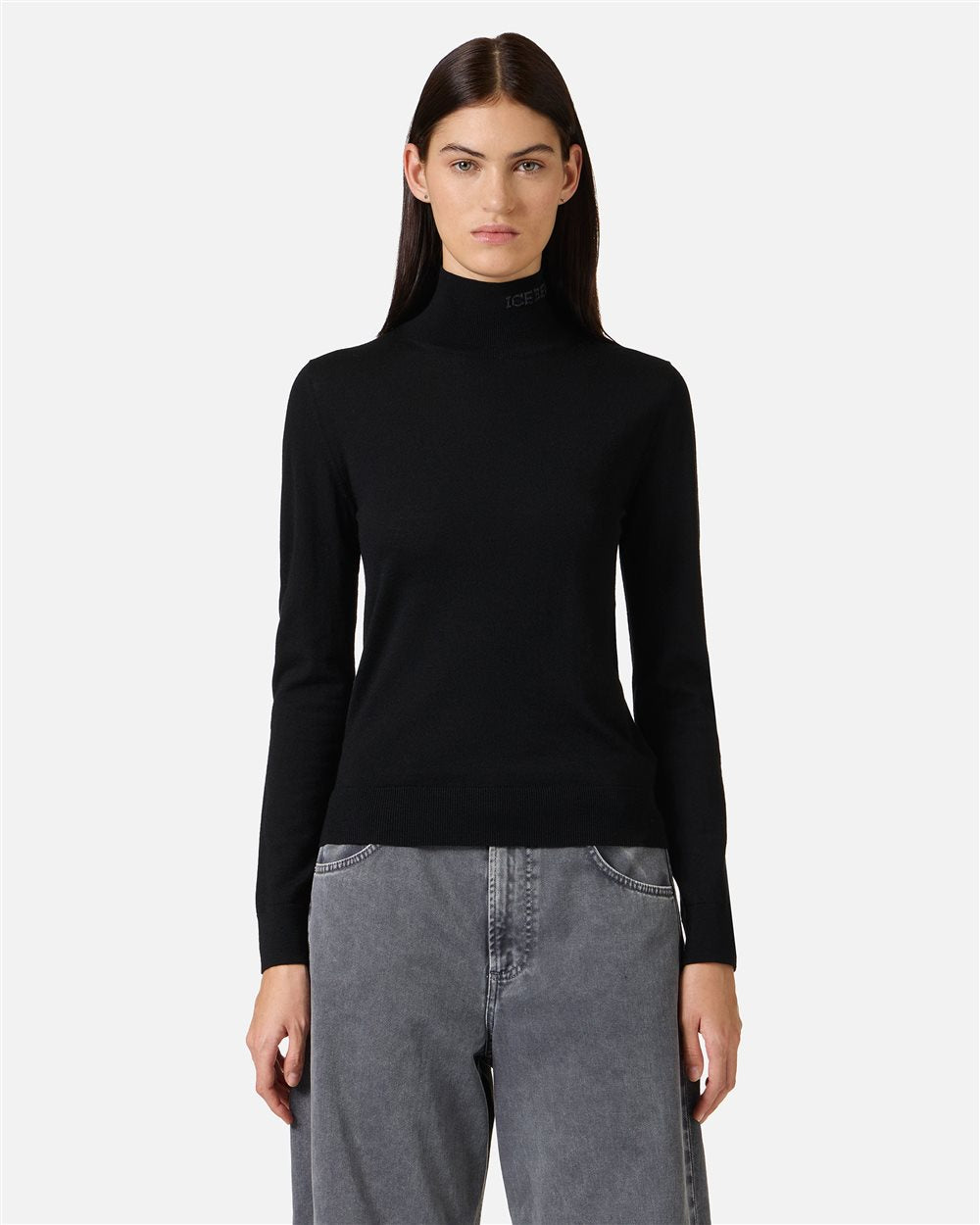 Suéter negro de cuello alto en lana merino extrafina con el logotipo de Iceberg incrustado en el cuello.