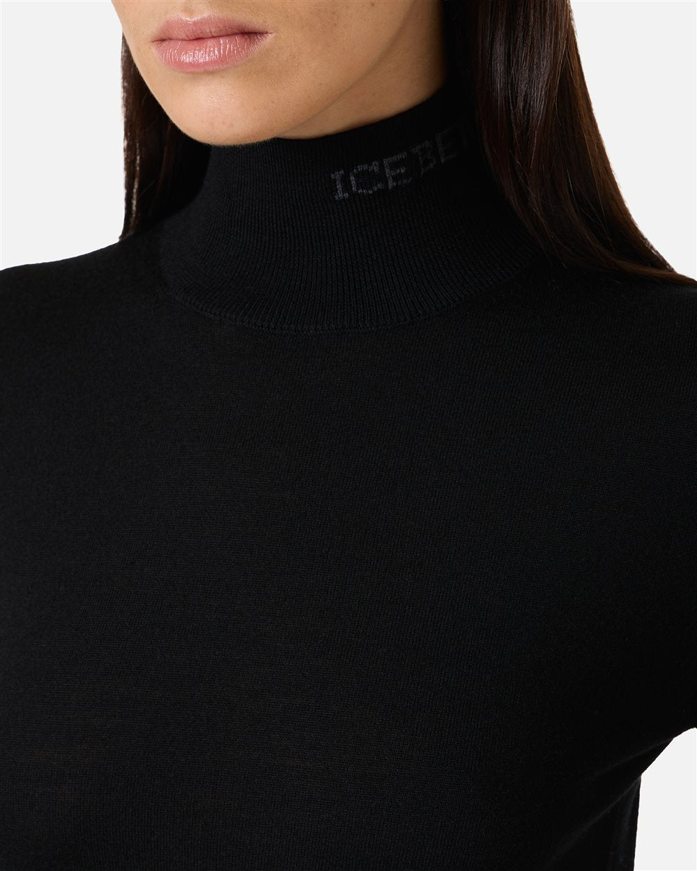 Suéter negro de cuello alto en lana merino extrafina con el logotipo de Iceberg incrustado en el cuello.