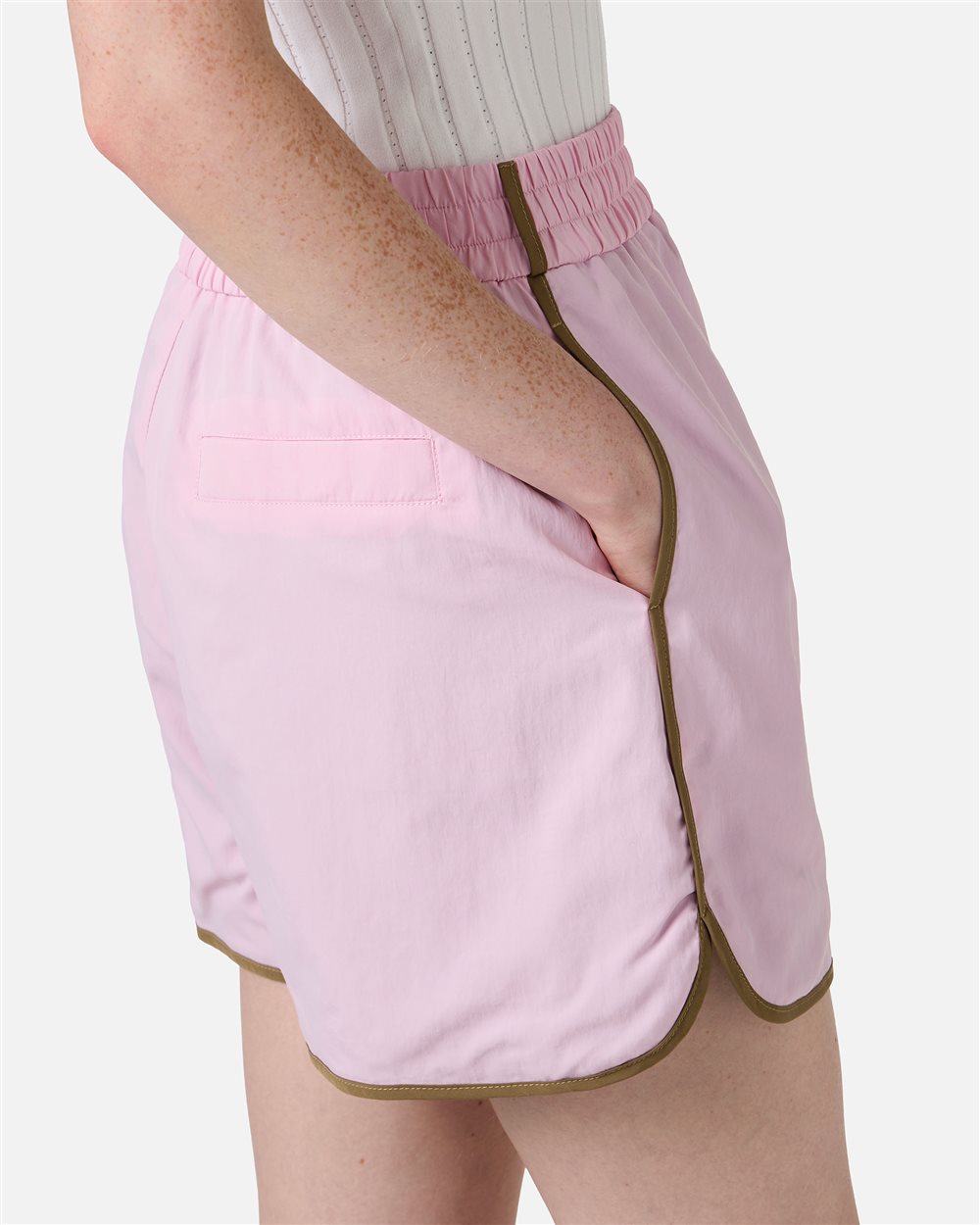 Bermudas rosas con logo en tejido técnico