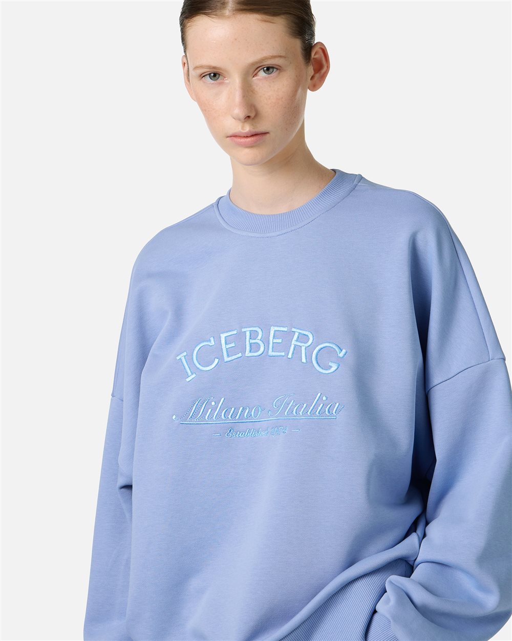 Sudadera azul empolvado de corte regular en tejido sostenible con logotipo bordado.