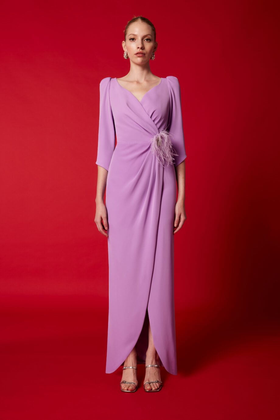 Vestido madrina broche con plumas