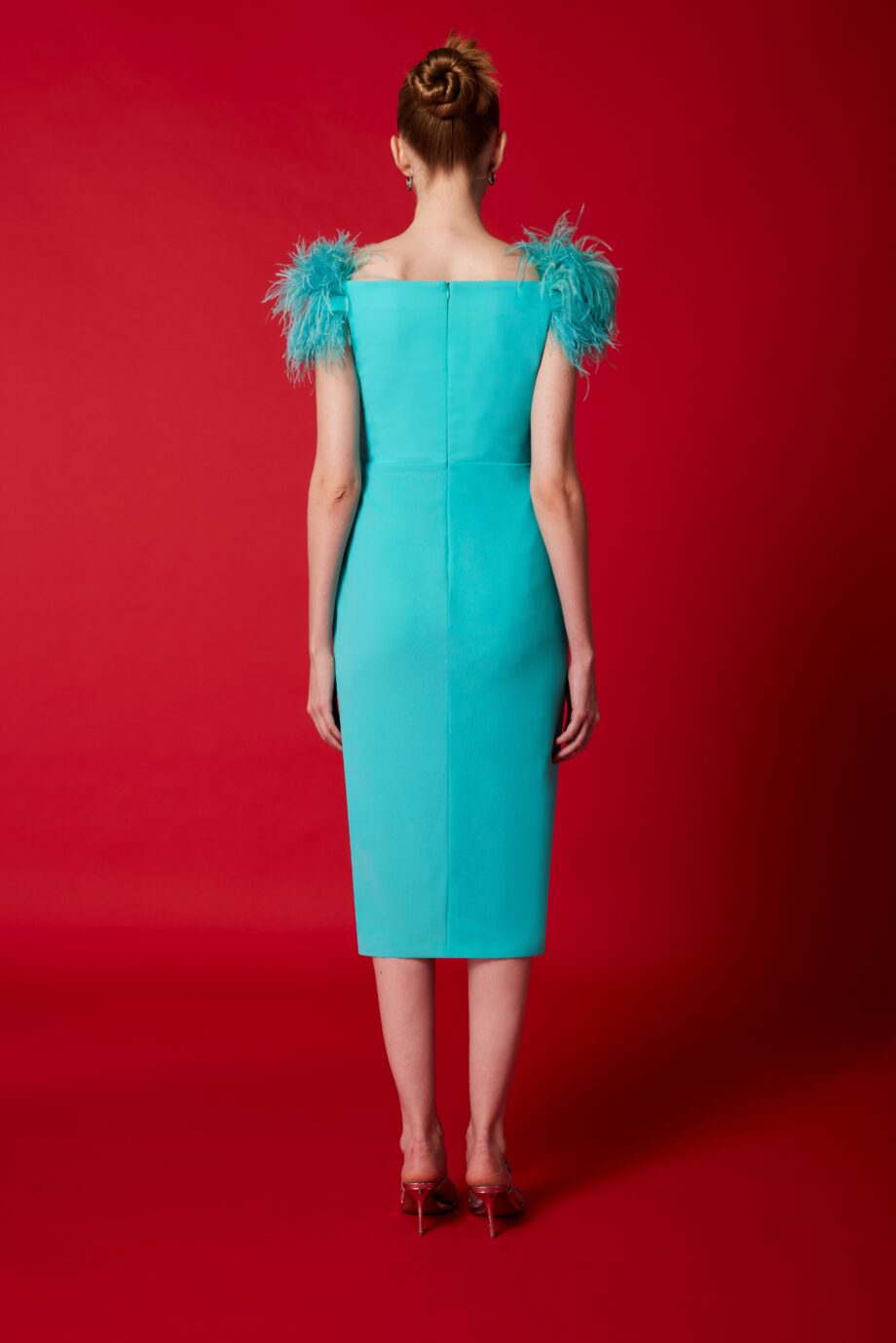 Vestido midi plumas