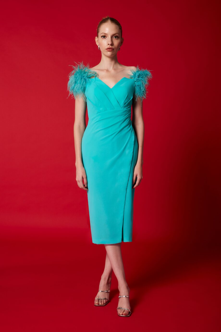 Vestido midi plumas