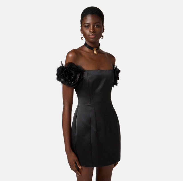 Vestido de duquesa con flores aplicadas