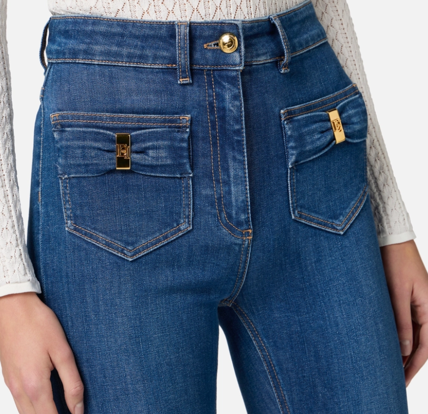 Pantalón denim con bolsillos pequeños y detalles de lazo