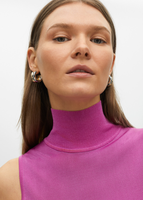 Top sin mangas cuello alto de punto fucsia