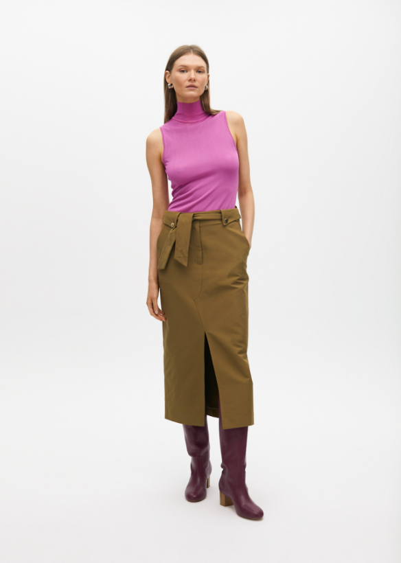 Top sin mangas cuello alto de punto fucsia