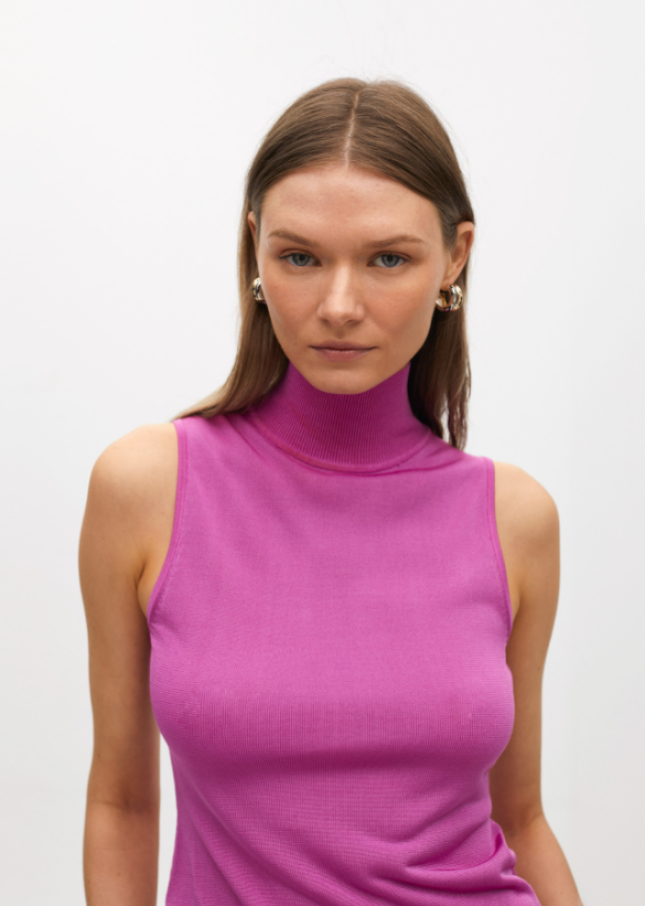 Top sin mangas cuello alto de punto fucsia