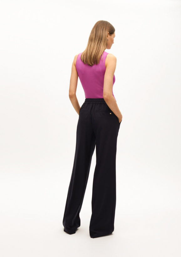 Pantalón Recto con Goma Raya Diplomática