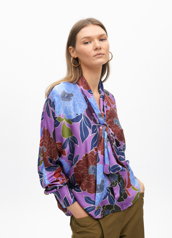 Blusa con lazada floral