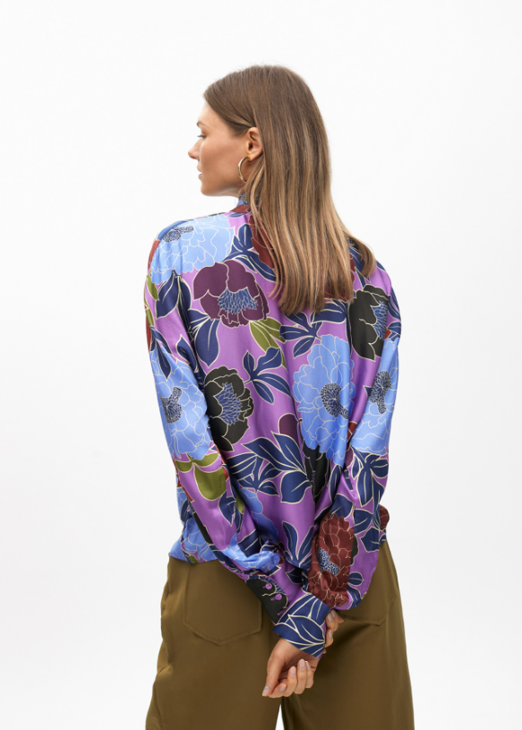 Blusa con lazada floral