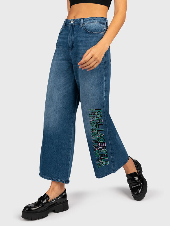 Vaqueros croped con pierna ancha y logo elegante