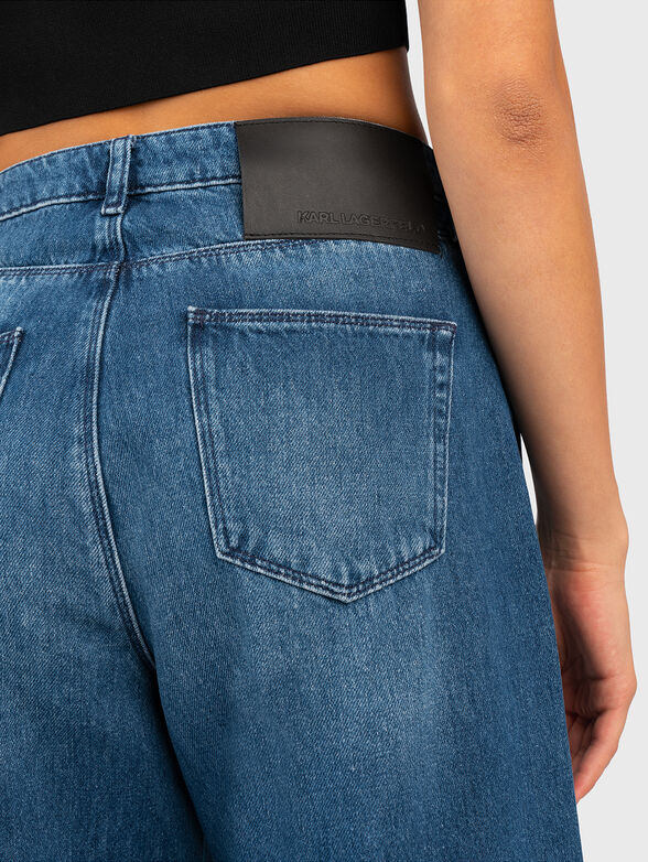 Vaqueros croped con pierna ancha y logo elegante