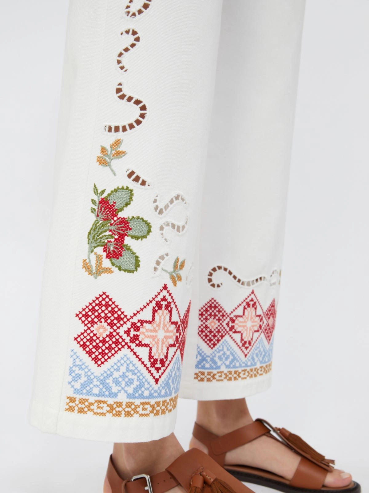 Pantalon cinco bolsillos, decorados con bordados en el bajo delantero.