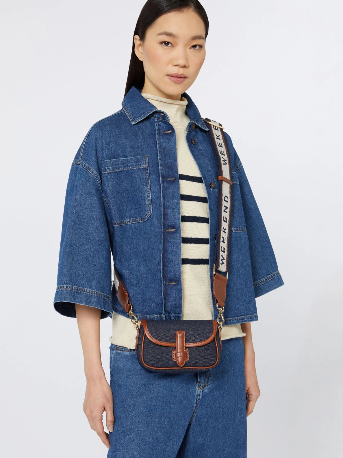 Bolso bandolera pequeño de piel y denim- azul china