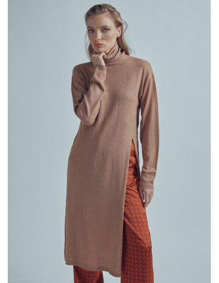 Jersey largo cuello alto con apertura Maite by Lola Casademunt