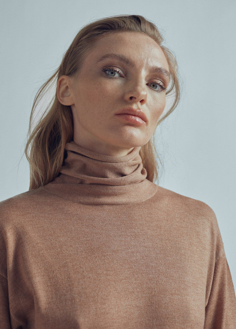 Jersey largo cuello alto con apertura Maite by Lola Casademunt