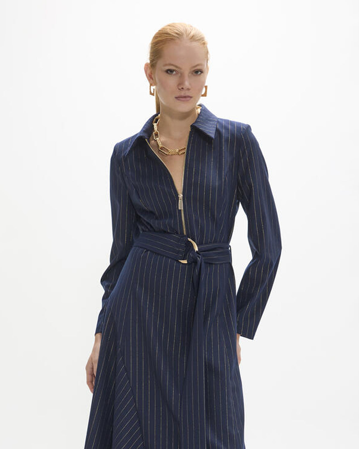Vestido midi raya diplomática con cremallera y cinturón buckle dorado