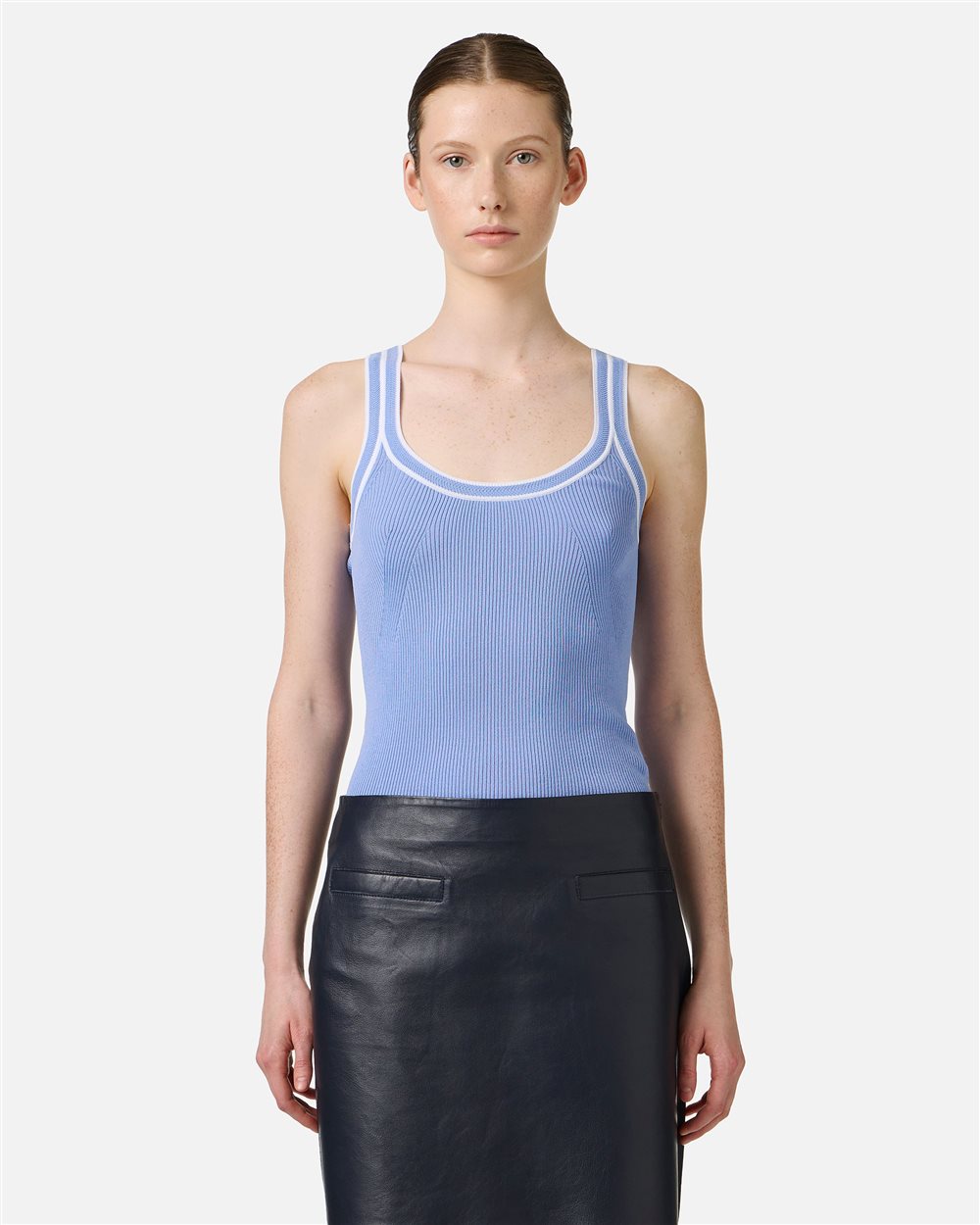 Camiseta de tirantes de canalé azul empolvado en algodón elástico