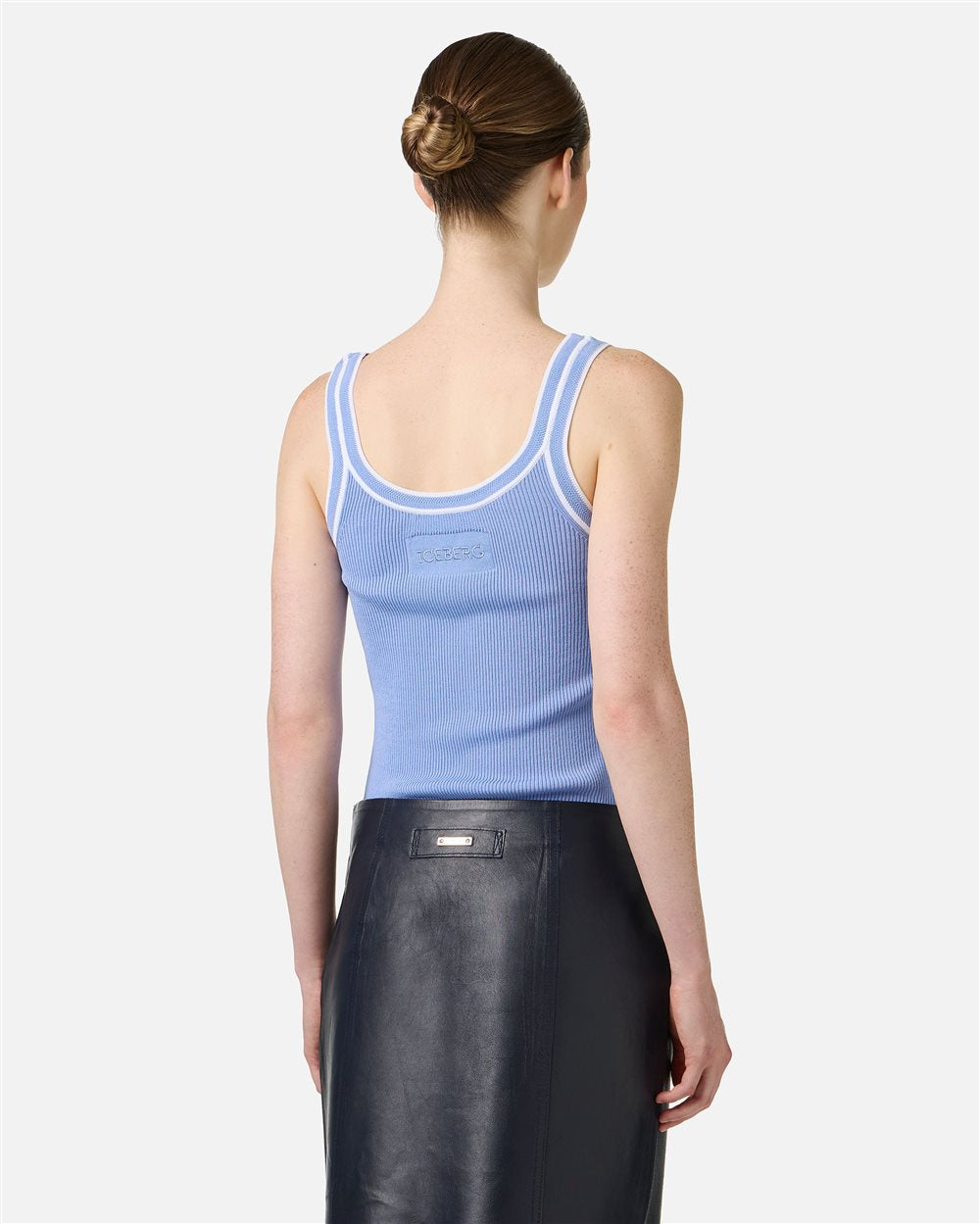 Camiseta de tirantes de canalé azul empolvado en algodón elástico