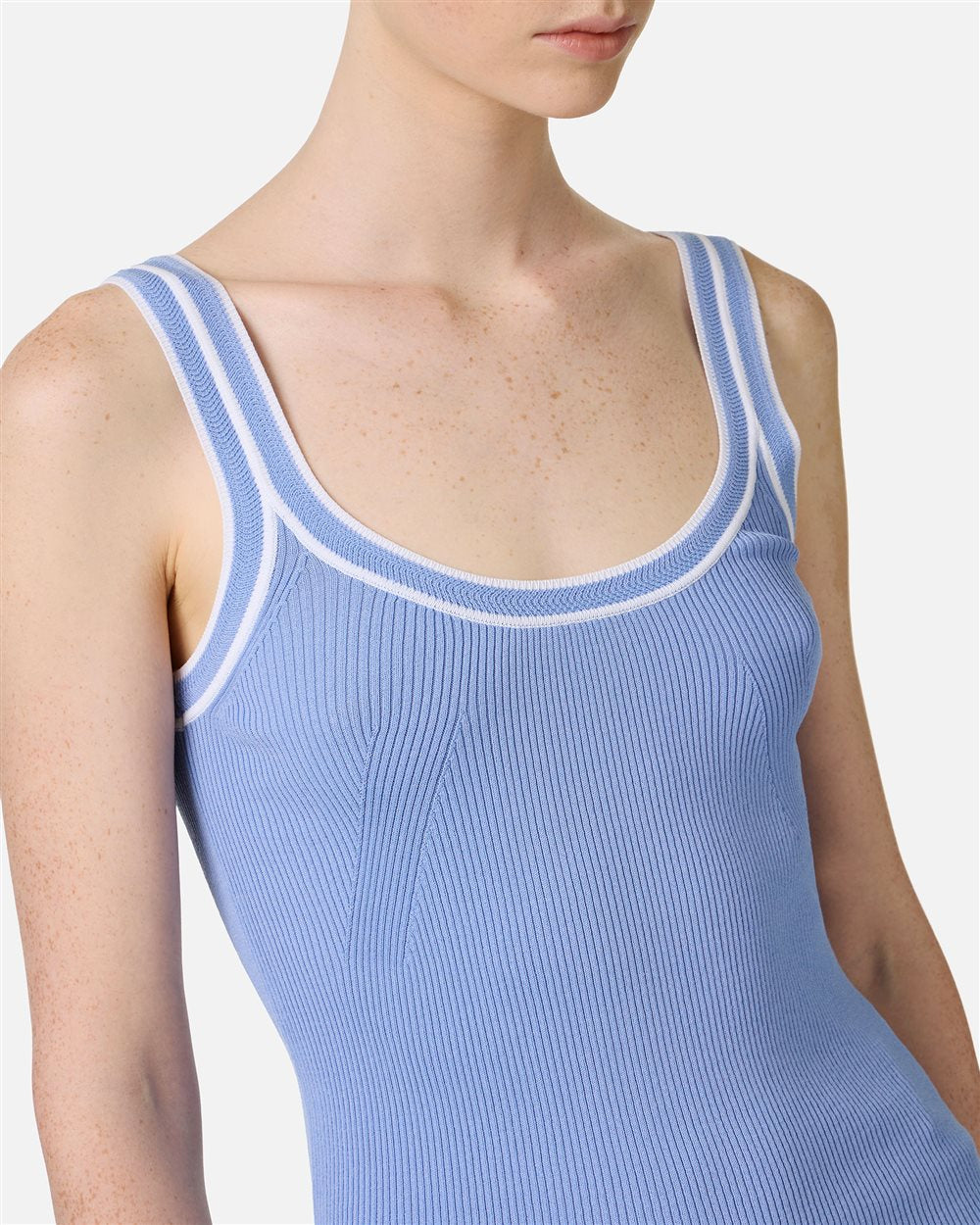 Camiseta de tirantes de canalé azul empolvado en algodón elástico