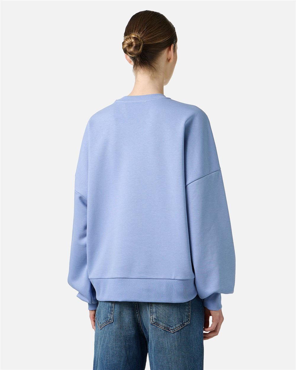 Sudadera azul empolvado de corte regular en tejido sostenible con logotipo bordado.