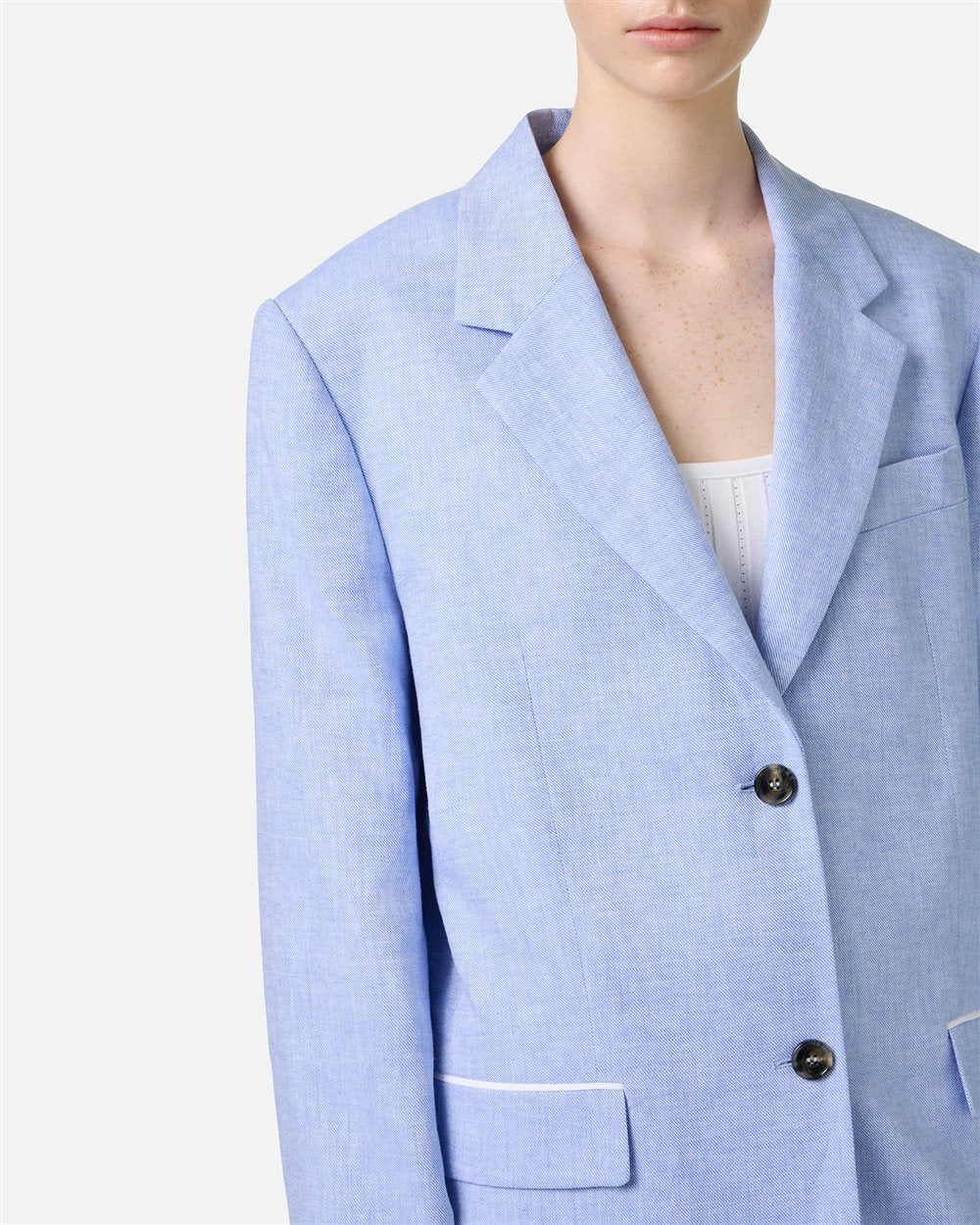 Chaqueta azul de corte relajado con botonadura sencilla en tejido de mezcla de lino en diagonal