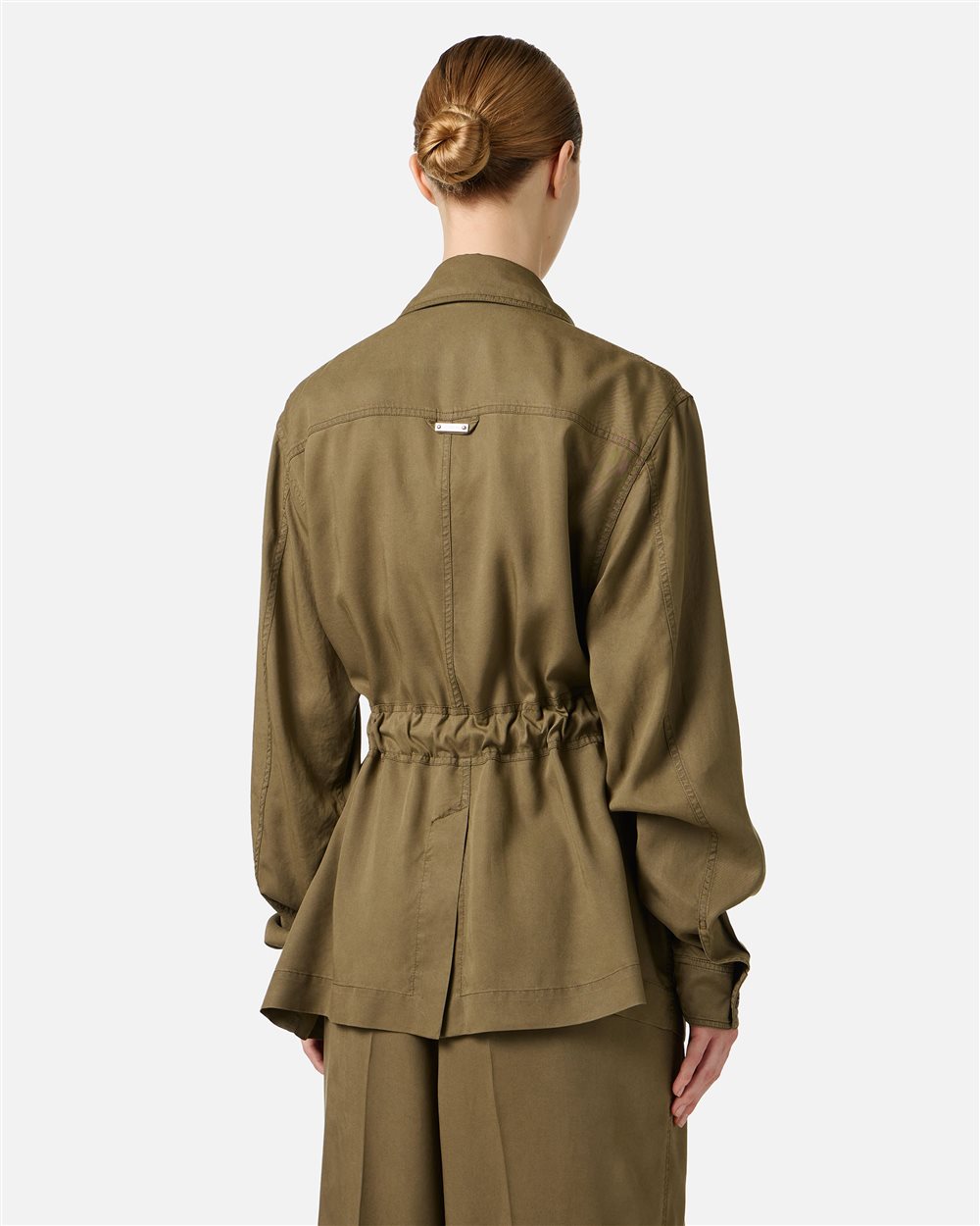 Chaqueta caqui de corte relajado en tejido técnico