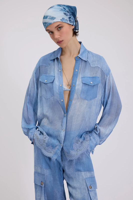 CAMISA DE GEORGETTE CON ESTAMPADO VAQUERO Y ENCAJE BORDADO