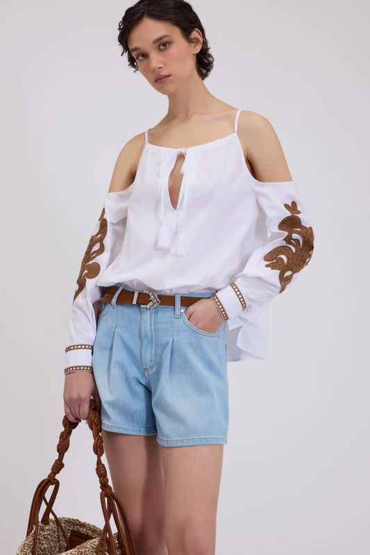 BLUSA CON HOMBROS DESCUBIERTOS Y BORDADO INGLÉS EN LAS MANGAS