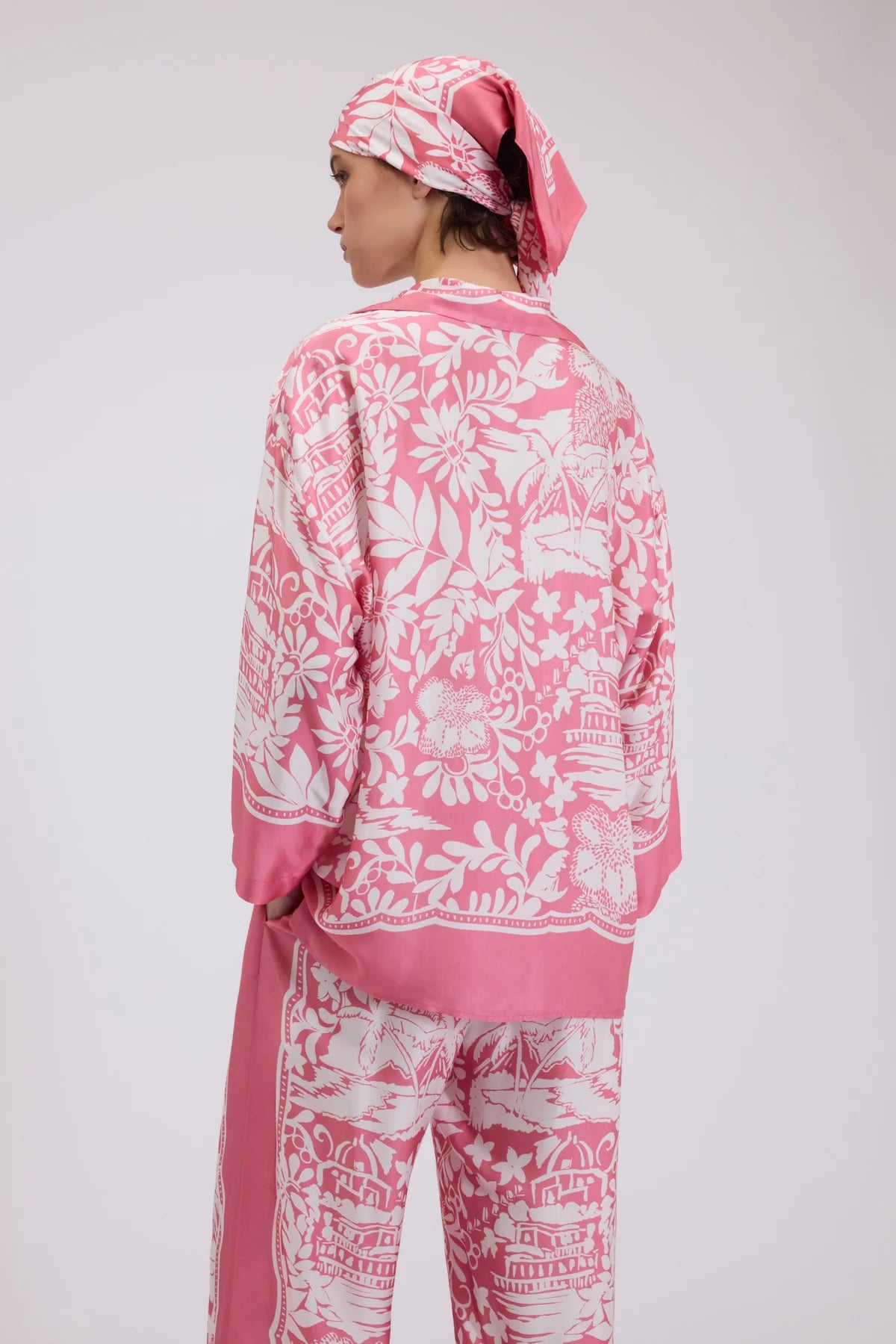 CAMISA DE PIJAMA DE SATÉN CON ESTAMPADO DE FULAR TROPICAL