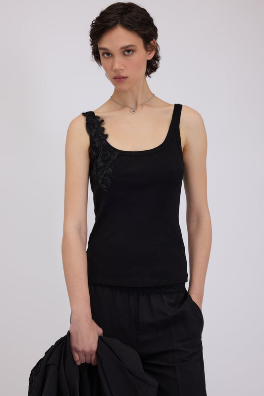 CAMISETA DE TIRANTES ACANALADA CON BORDADO CORNELY