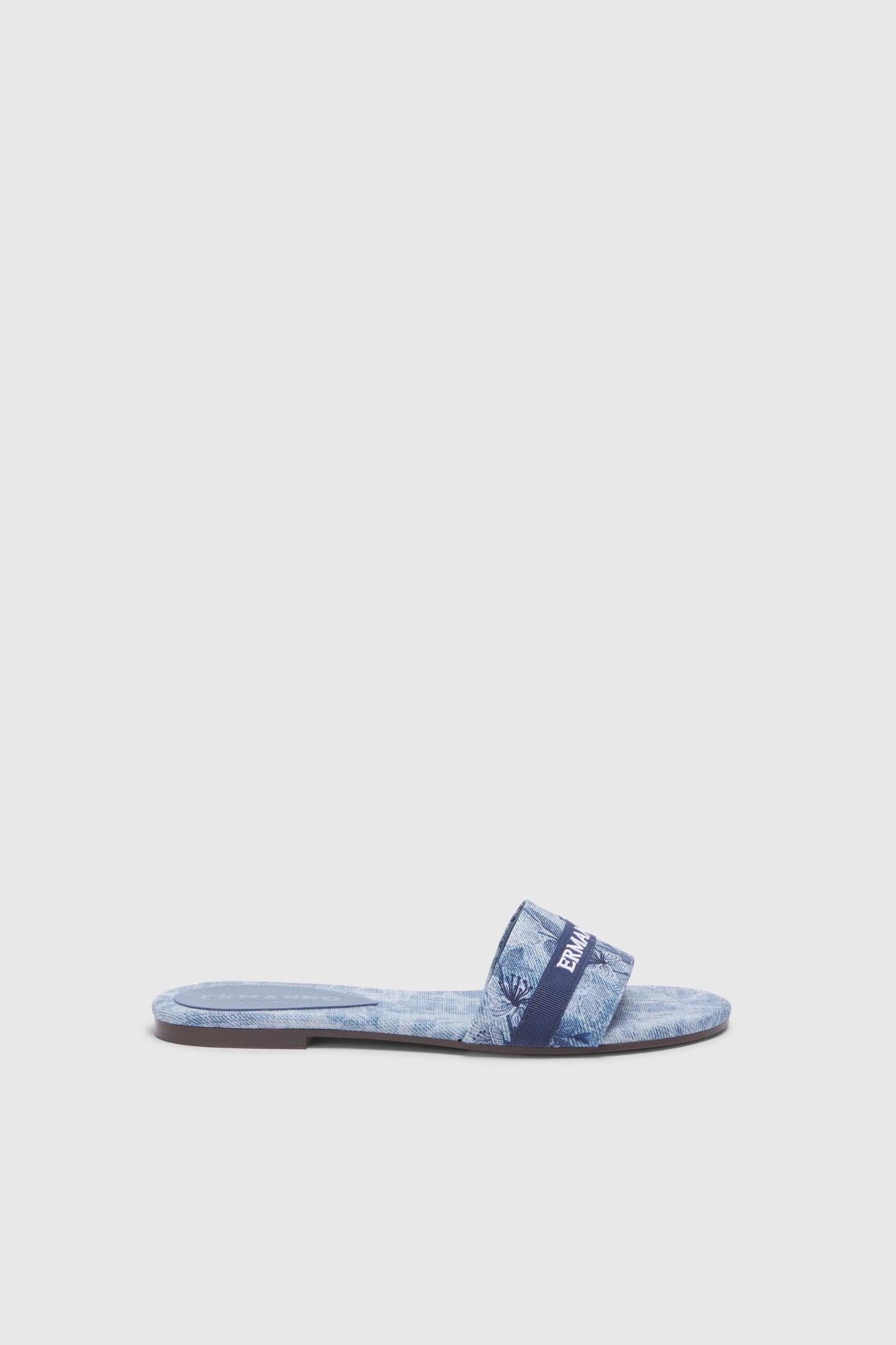 SANDALIAS CON ESTAMPADO DENIM, FLORES Y LOGO BORDADO