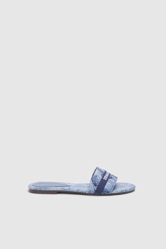 SANDALIAS CON ESTAMPADO DENIM, FLORES Y LOGO BORDADO