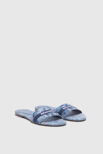 SANDALIAS CON ESTAMPADO DENIM, FLORES Y LOGO BORDADO