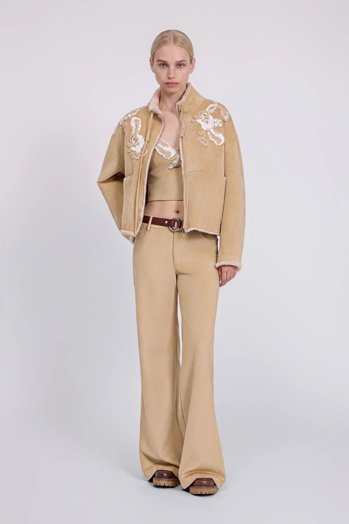 Chaqueta con bordado floral de lana