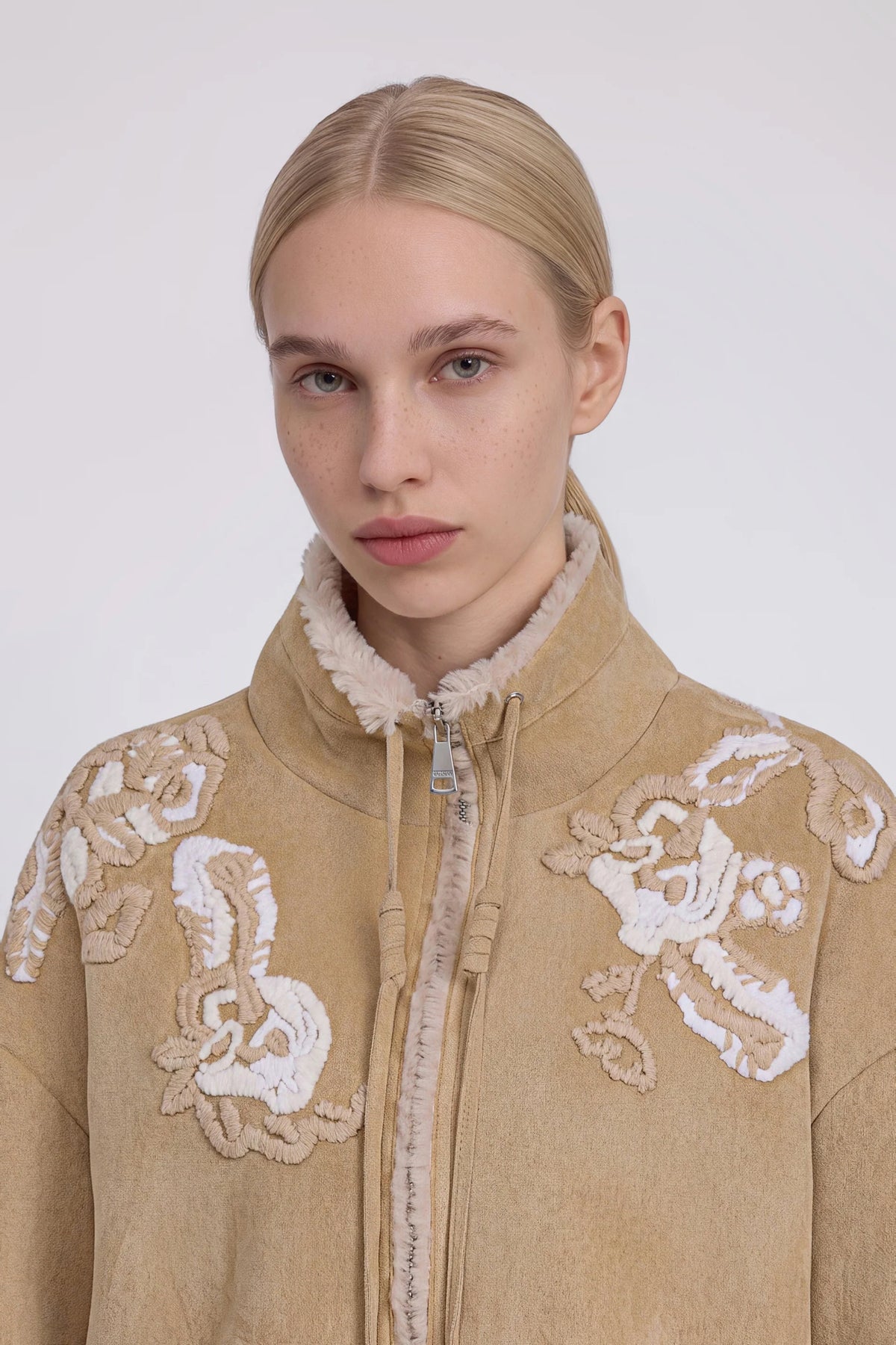 Chaqueta con bordado floral de lana