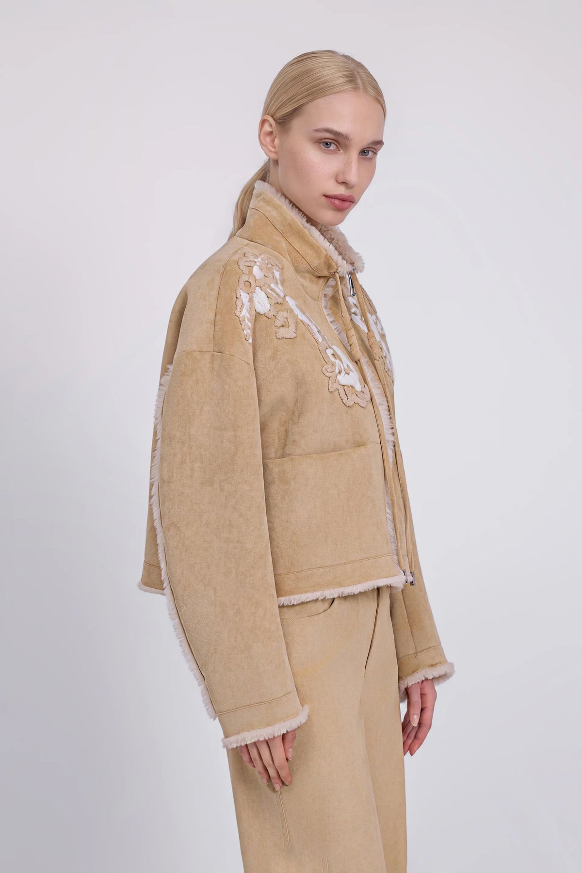 Chaqueta con bordado floral de lana