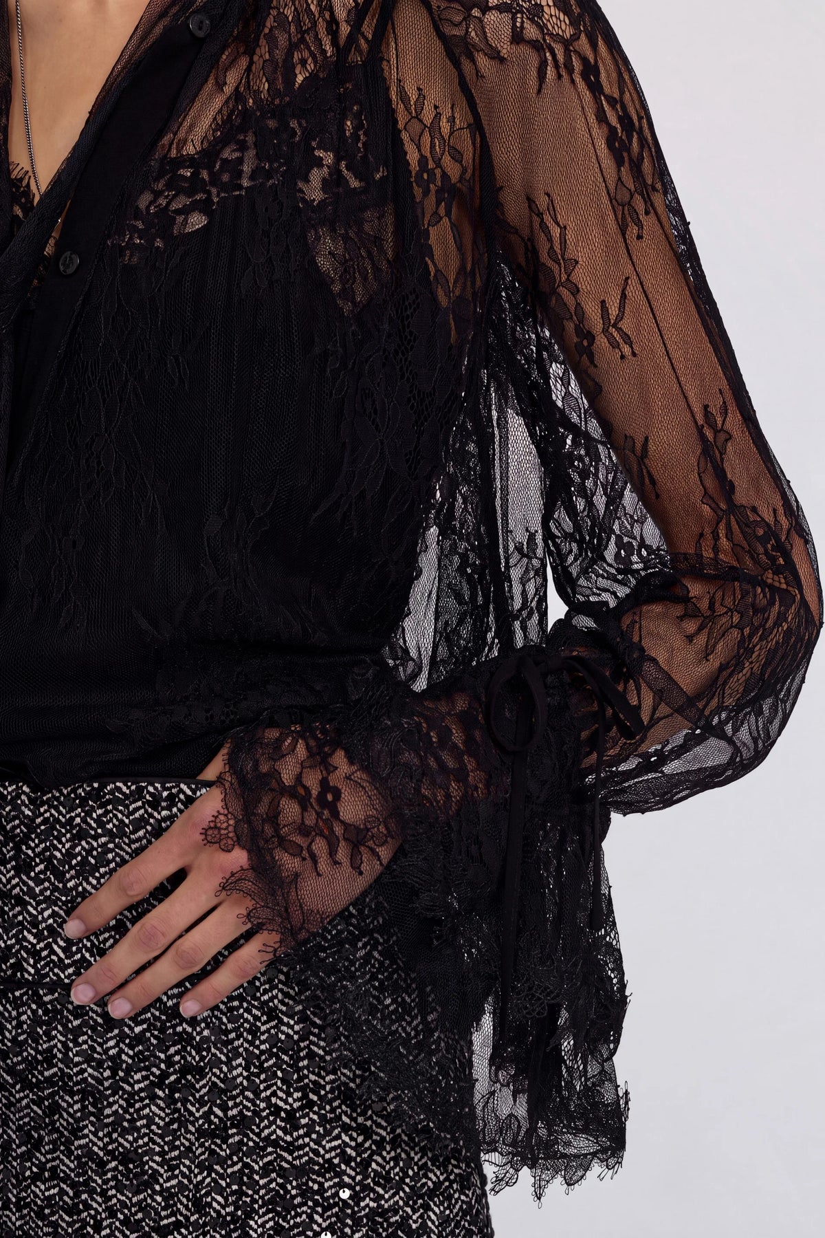 Blusa de encaje con lazo y volantes
