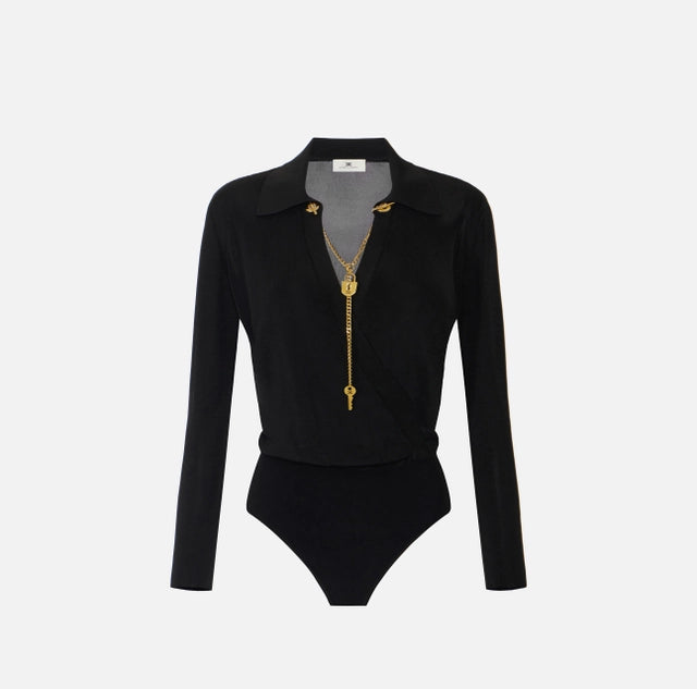 Body negro de hilo de viscosa con cadena joya