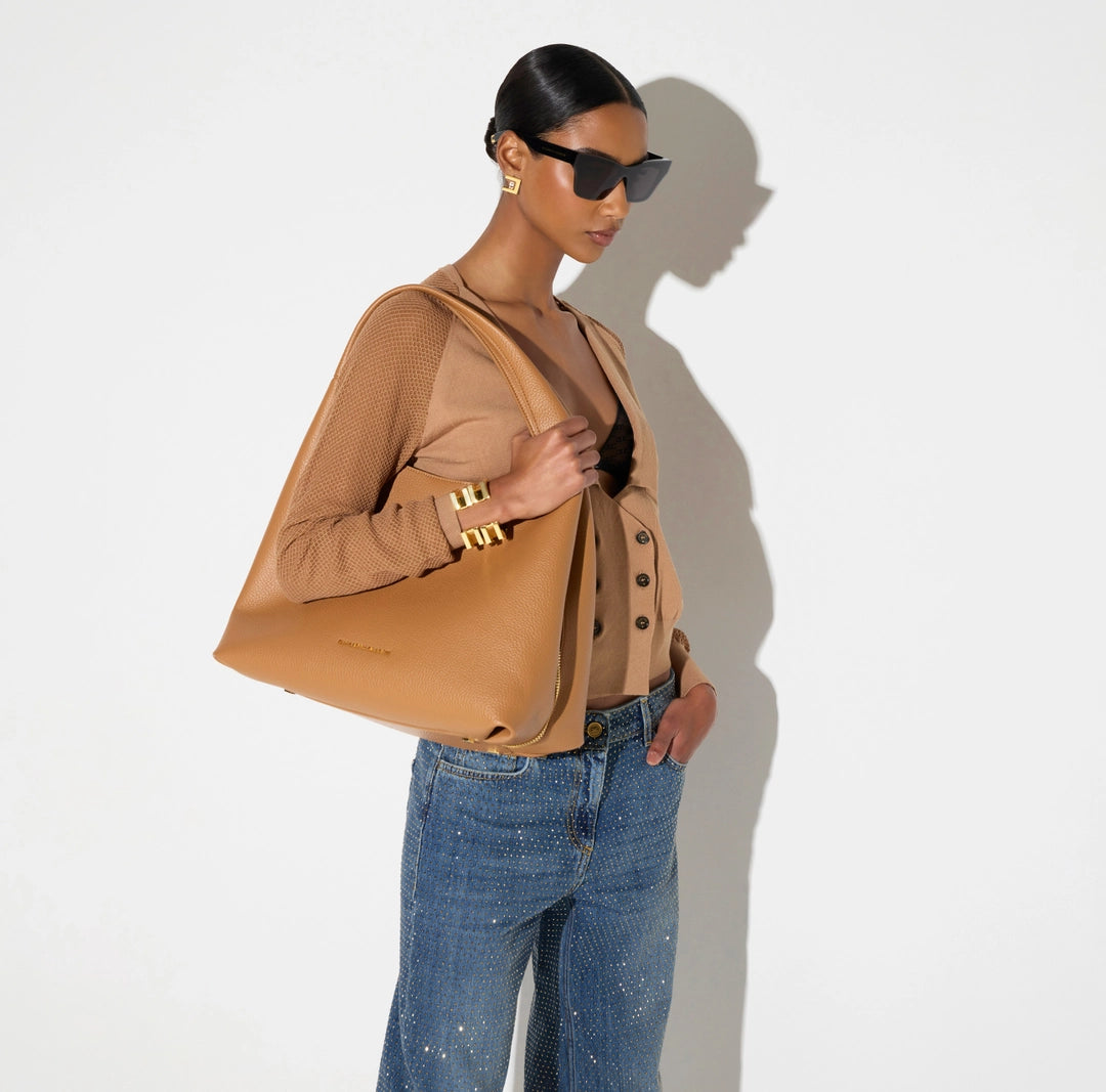 Bolso hobo con dijes