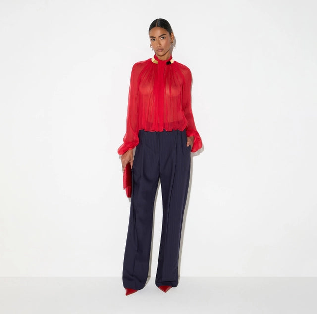 Blusa de crespón con cuello joya