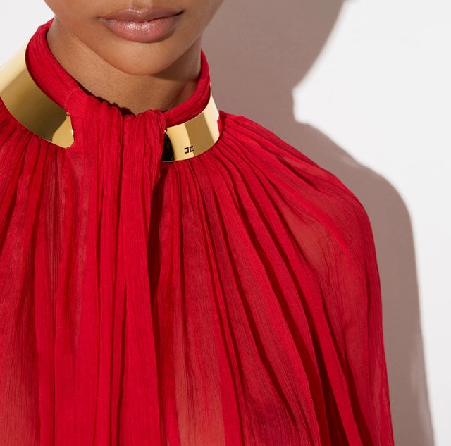 Blusa de crespón con cuello joya