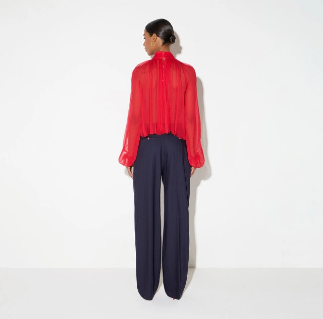 Blusa de crespón con cuello joya