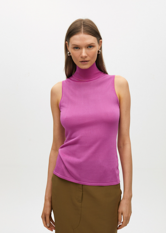 Top sin mangas cuello alto de punto fucsia