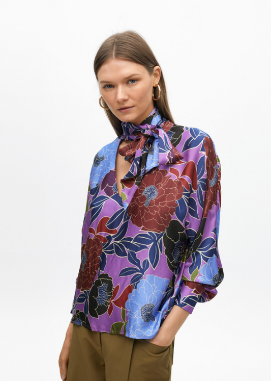 Blusa con lazada floral