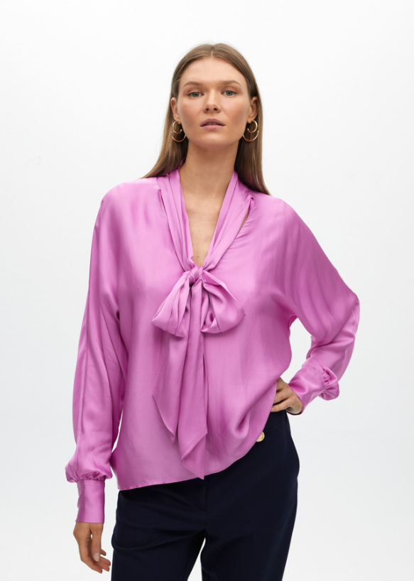 Blusa satén fluída con lazada