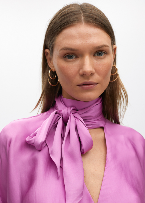 Blusa satén fluída con lazada