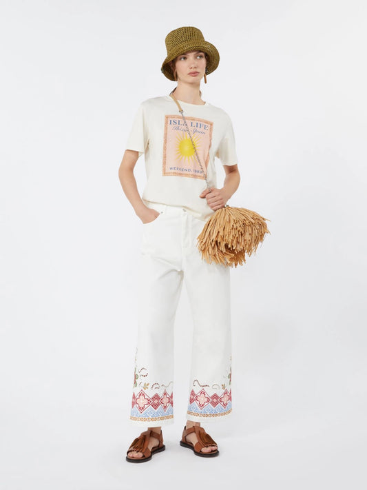 Pantalon cinco bolsillos, decorados con bordados en el bajo delantero.