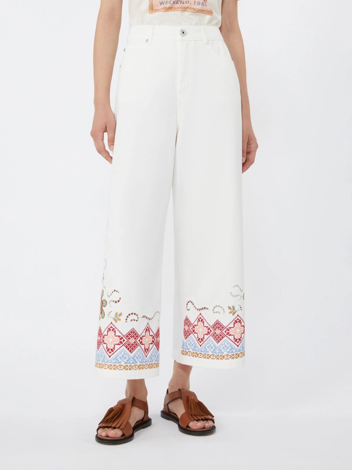 Pantalon cinco bolsillos, decorados con bordados en el bajo delantero.